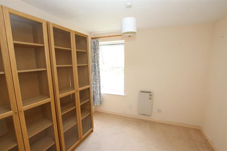 2 bedroom Flat to let - Photo 2