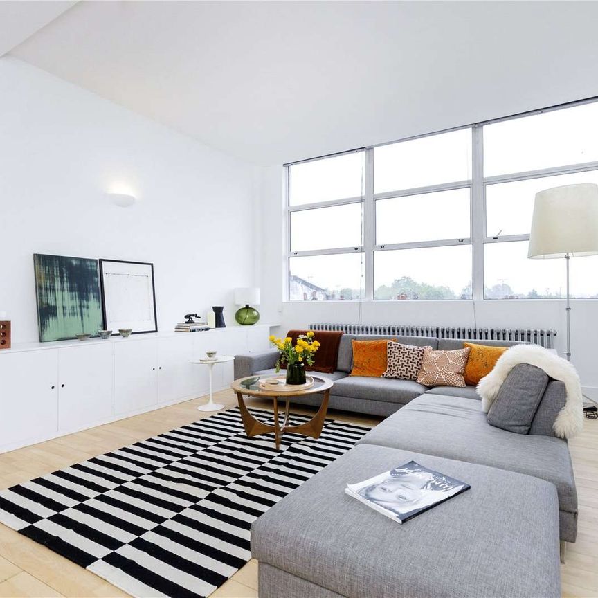 Truly exceptional and newly renovated penthouse apartment situated in the heart of Highbury. - Photo 1