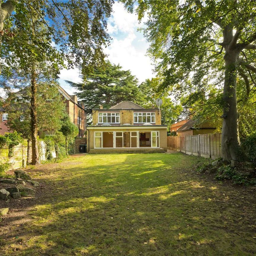 A modern detached family home offering modern and open plan living. - Photo 1