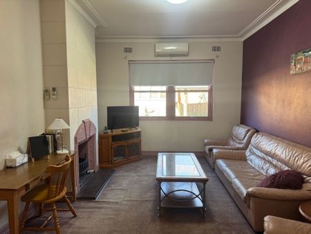 Tamworth Furnished Accommodation - West Tamworth - Photo 2