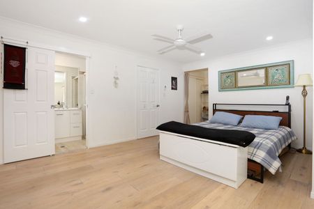 Serene Three Bedroom Home with Pool - Photo 4