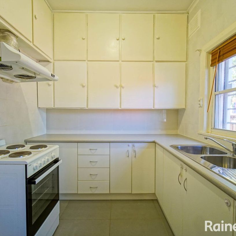 Charming Family Home in Penshurst - Photo 1