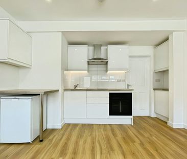 Ground floor maisonette to rent on - Photo 5