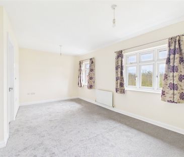 4 bedroom House in Wyatt Crescent, Reading - Photo 4