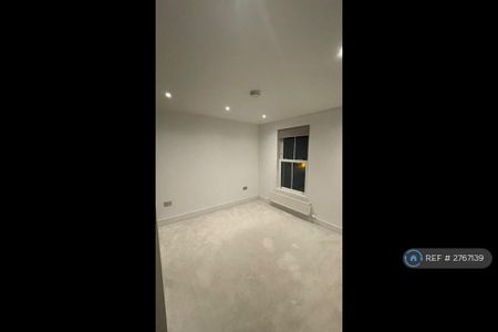 1 bedroom in a flat share to rent - Photo 2