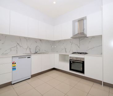 Freshly painted 3 bedroom home - Photo 5