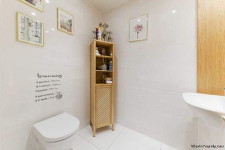 4 bedroom property to rent in Brentford - Photo 3