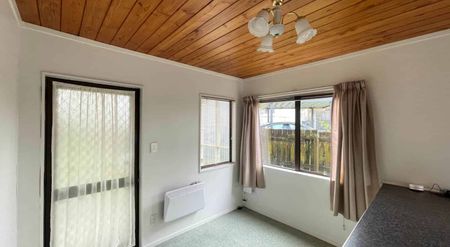 2 bedroom delight with single garage! - Photo 3