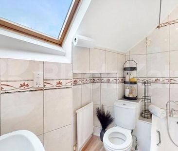 A spacious and well-presented studio flat available to rent in a qu... - Photo 3