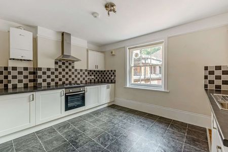 Spacious three bedroom apartment on Arundel high street - Photo 3