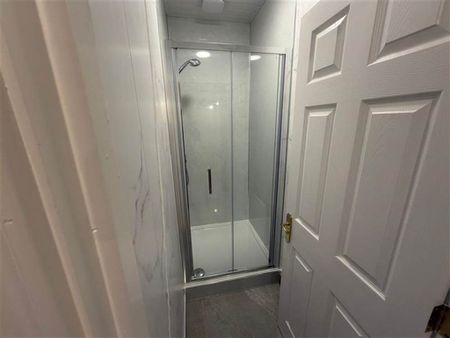 Apt 8 Fitzwilliam Square, off Rugby Avenue , Belfast, BT7 1JH - Photo 5