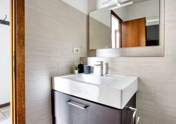 Spacious and bright single room in Via Ronchi