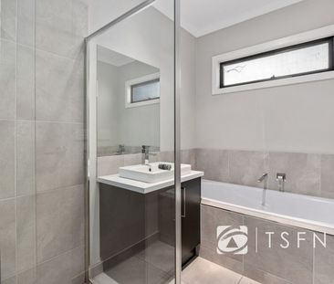 Spacious Living! - Photo 4