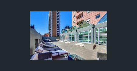 Spacious 3-Bedroom Art Deco Apartment with CBD Skyline Views, in Free Tram Zone - Photo 2