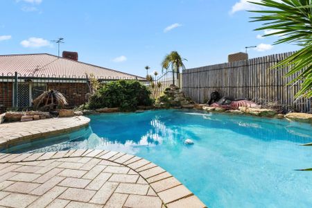 Spacious Family Home with Versatile Living Areas in Elevated Cul-De-Sac Location - Photo 4