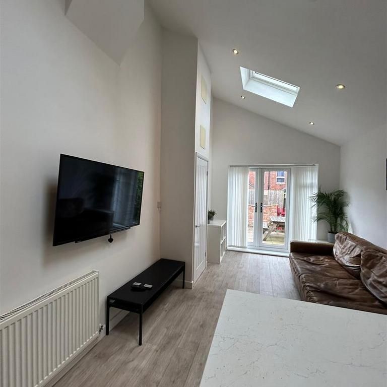 1 bedroom in a house share to rent - Photo 1
