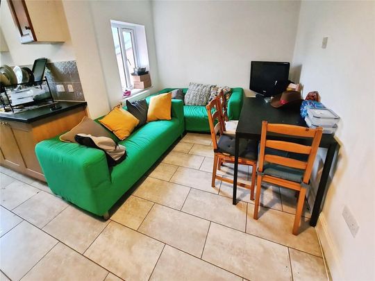 6 bedroom semi-detached house to rent - Photo 1