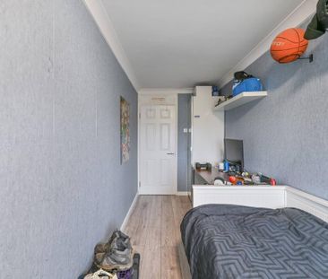 3 bedroom flat to rent - Photo 4