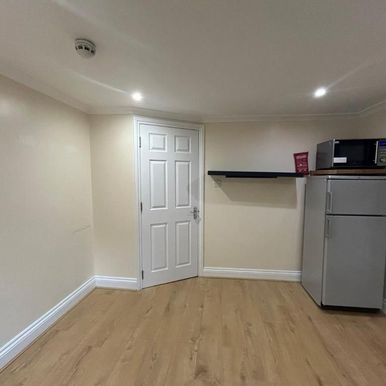 Studio to rent - Photo 1