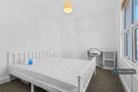 1 bedroom in a house share to rent - Photo 2