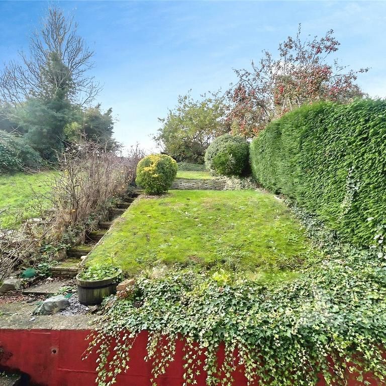 4 bedroom end of terrace house to rent - Photo 1