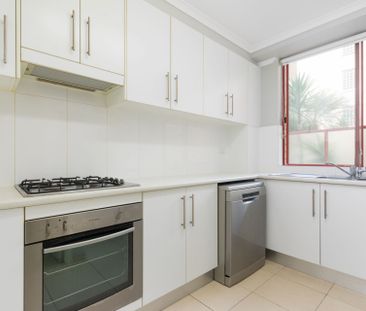Spacious Two Bedroom Luxury Unit - Photo 5