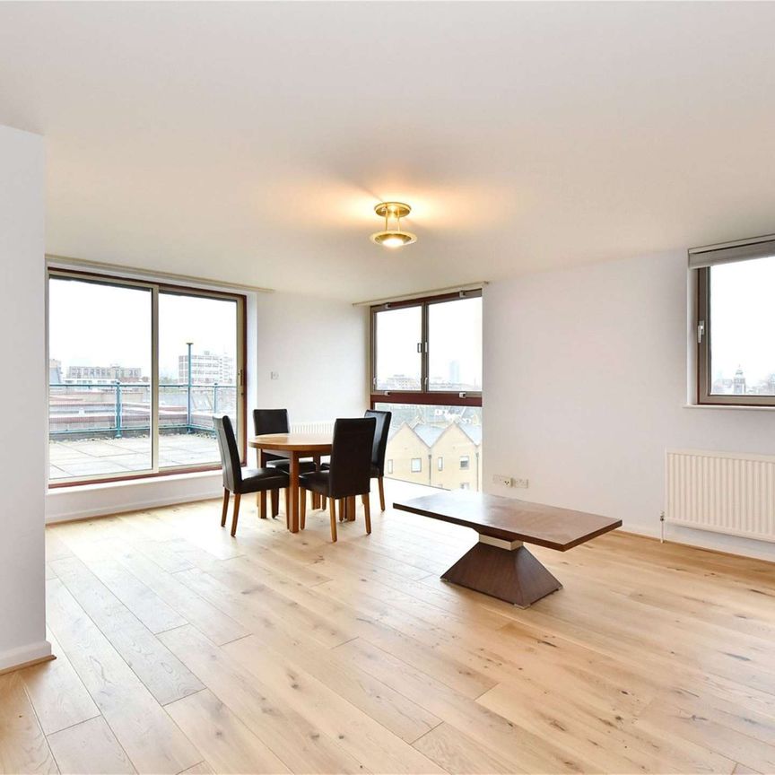 A beautifully presented, light, bright and spacious two bedroom apartment, situated on the fifth floor of this modern, purpose built development located in the heart of West Wapping. - Photo 1