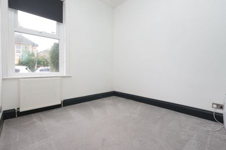 2 bed flat to rent in Charmouth Grove, Poole, BH14 - Photo 4