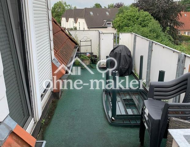 Frisch renovierte 2-Zimmer-DG-Wohnung mit neuer EBK, Balkon & Stellplatz in zentraler Lage von Weyhe - Photo 1