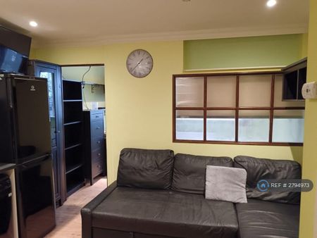 Studio to rent - Photo 2