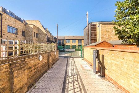 2 bedroom mews to rent - Photo 3