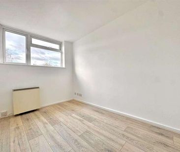 Willow Way, Farnham, Surrey, Surrey, GU9 - Photo 4