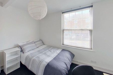 7 bedroom townhouse to rent - Photo 3