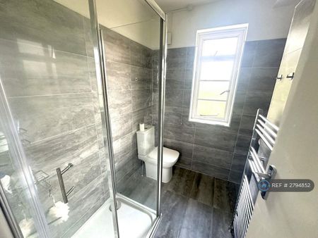 1 bedroom in a flat share to rent - Photo 3