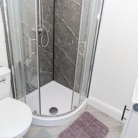 1 bedroom in a house share to rent - Photo 4