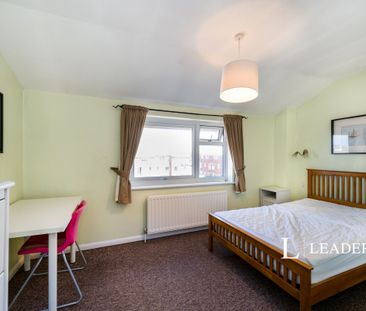 4 bedroom house to rent St. Thomass Street, Portsmouth, PO1 - Photo 1