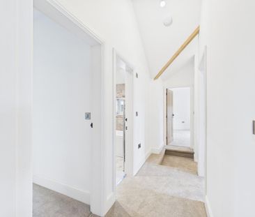 4 bedroom semi-detached house to rent - Photo 2