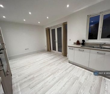 3 bedroom semi-detached house to rent - Photo 6