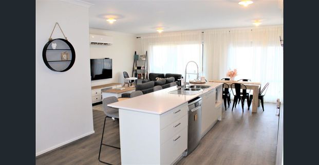 3 BEDROOM FAMILY HOME IN GREAT LOCATION - Photo 1