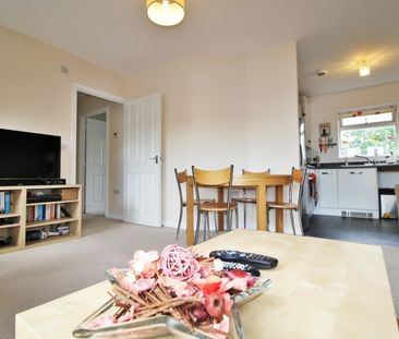 2 bedroom flat to let - Photo 2
