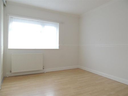 3 bedroom end of terrace house to rent - Photo 2