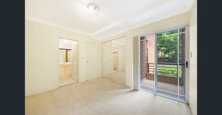 Two Bedroom Renovated Apartment with Brand New Kitchen - Photo 3