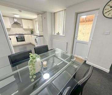 6 bedroom terraced house to rent - Photo 2