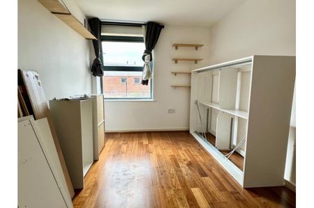 2 bedroom flat - Photo 3