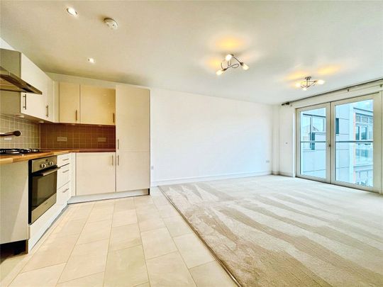 2 bedroom apartment to rent High Street, Poole, Dorset, BH15 - Photo 1