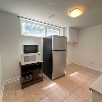 Large 1bdrm/1 den - Photo 3