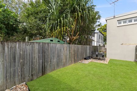 Private End-Position Apartment with Courtyard - Photo 2