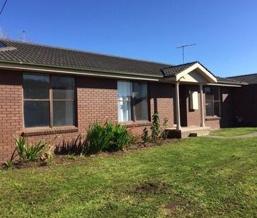 Spacious 3 Bedroom Home - Photo 6