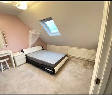 3 Bed Terraced House, Lichfield Road, TW4 - Photo 2