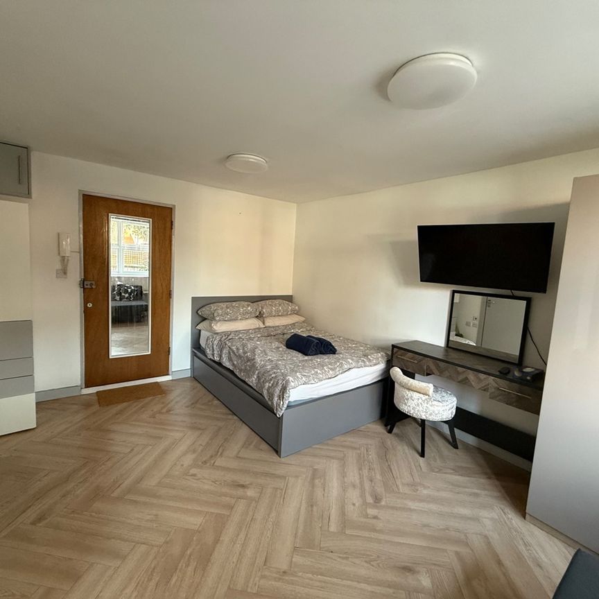 Studio Flat, Spencer Mews, W6 - Photo 1